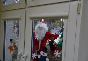 Mikołaj puka do okna